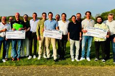 Der Präsidenten des Clubs Fi fty One, Ralph Flegel mit einigen Clubmitgliedern sowie den Vertretern der sozialen Projekte des diesjährigen Bene fiz-Golft urniers.