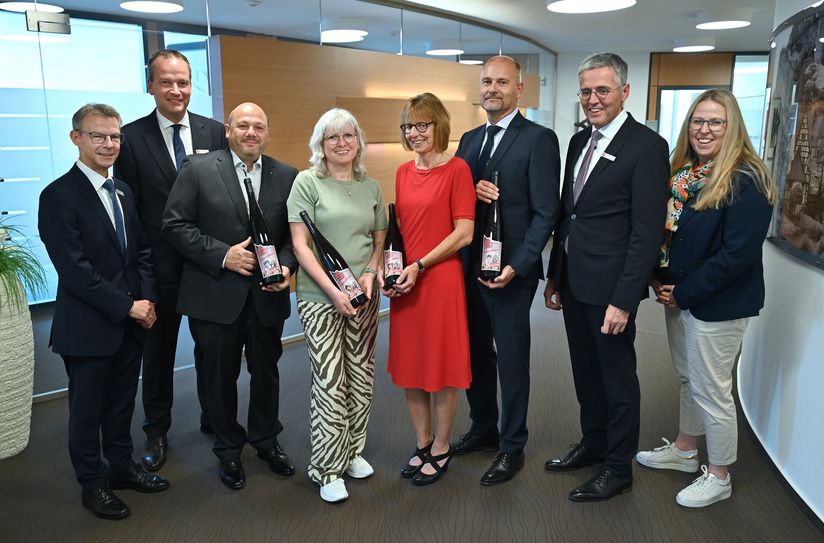 KSK-Vorstand Karl-Josef Esch (2.v.r.) und sein Vorstandskollege Christoph Weitzel (2.v.l.)  gratulierten den vier Sparkassenjubilaren im Beisein der Personalratsvorsitzenden Anne Püsch (rechts) sowie Karl-Heinz Nigbur als Leiter des Bereichs Personalmanagement (links) für die langjährige Treue zur Kreissparkasse Mayen. Die Jubilare (ab 3.v.l.): Dieter Kohnz, Ingrid Doll, Susanne Görgen und Thomas Theisen bliecken auf jeweils 4 Jahrzehnte bei der KSK Mayen zurück.