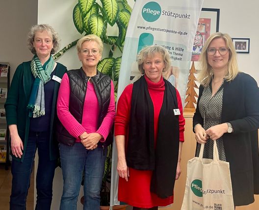 Die CDU-Landtagsabgeordnete Karina Wächter (rechts) besprach mit Sabine Herfen, Anja Bindges und Ilona König (von rechts nach links) die Herausforderungen der Pflegestützpunkte in Kirchberg.