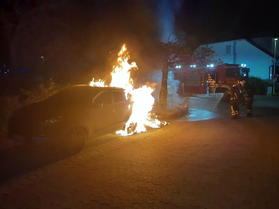 Die Feuerwehr konnte das Ausbreiten der Flammen auf weitere Fahrzeuge verhindern. Ein Pkw und ein Roller wurden allerdings völlig zerstört.