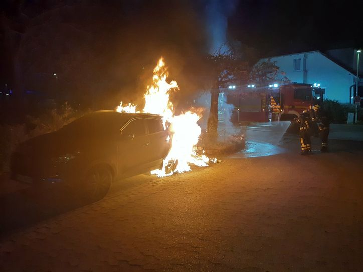 Die Feuerwehr konnte das Ausbreiten der Flammen auf weitere Fahrzeuge verhindern. Ein Pkw und ein Roller wurden allerdings völlig zerstört.