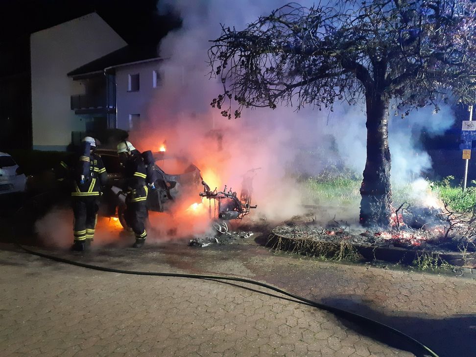 Die Feuerwehr konnte das Ausbreiten der Flammen auf weitere Fahrzeuge verhindern. Ein Pkw und ein Roller wurden allerdings völlig zerstört.