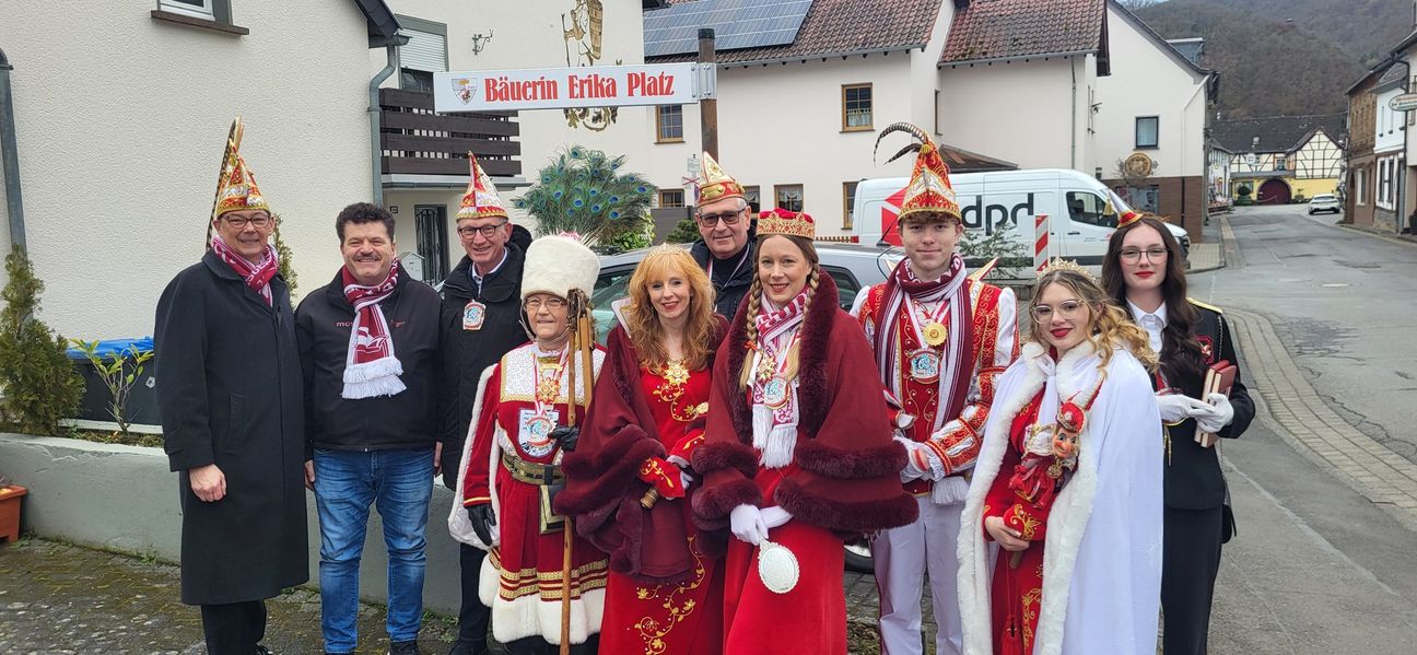 Für die Bäuerin wird die Walporzheimer Straße zum Bäuerin Erika Platz benannt.