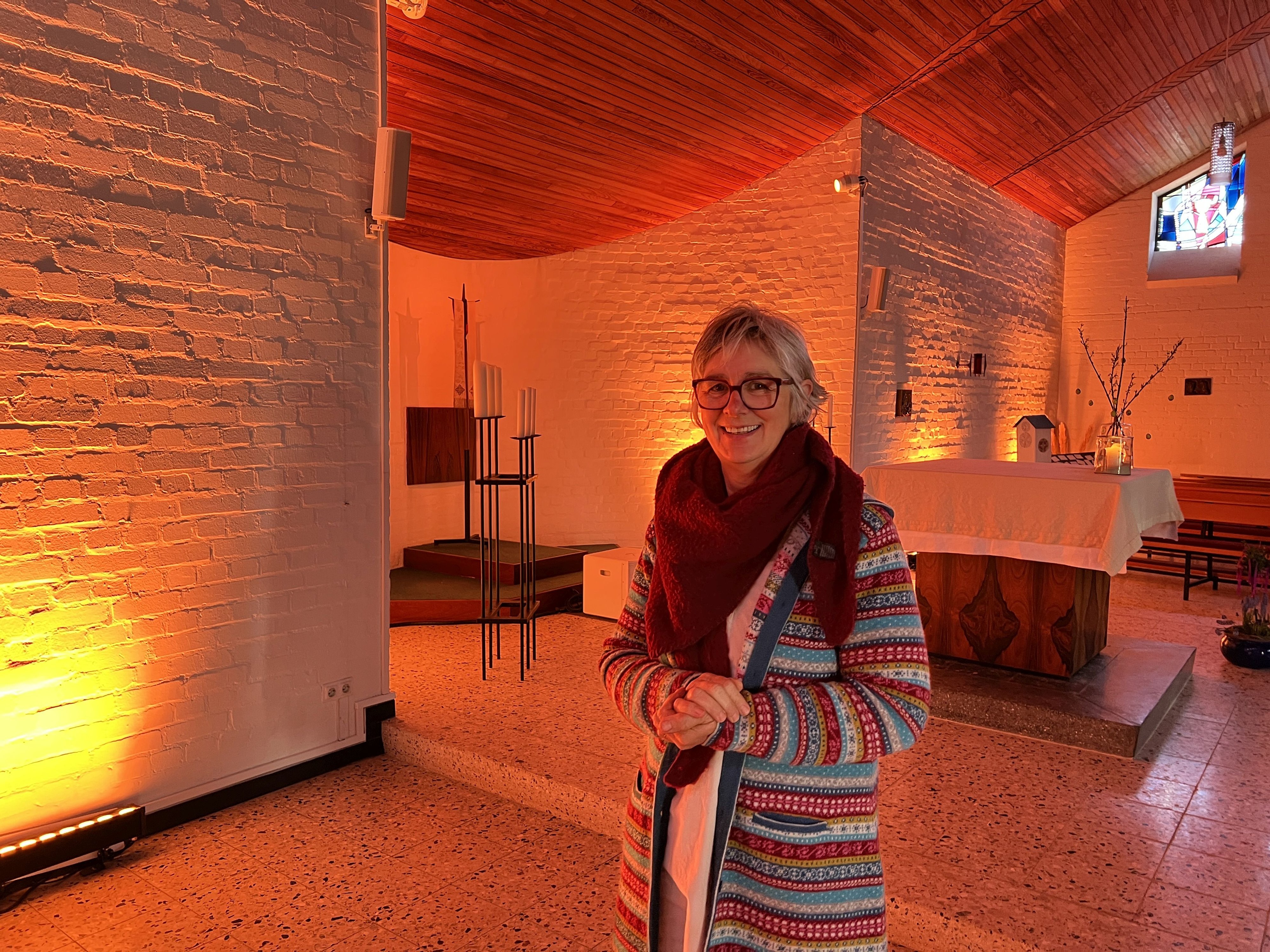 Uschi Grab freut sich, dass die LichtErlebnisKirche in der Kapelle Scheuren so gut von den Menschen angenommen wird.