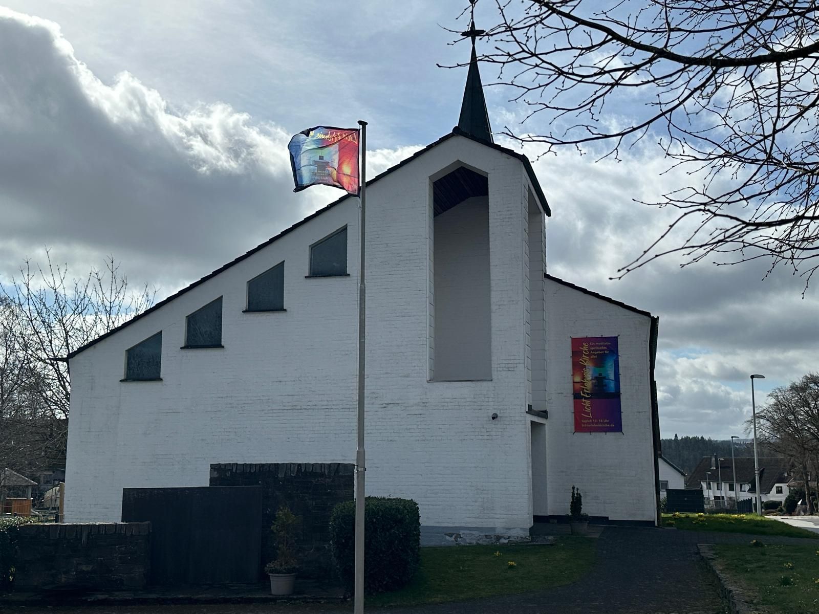 Die Kapelle in Scheuren wurde zur Heimat der LichtErlebnisKirche.