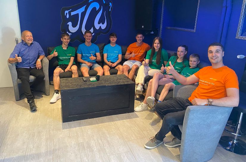 Der neue Jugendraum in Weiler bei Boppard wird rege genutzt. Die Jugendlichen treffen sich hier zahlreich und regelmäßig. Ortsvorsteher Andreas Mayer (links) und Projektpate Florian Schmidt (rechts) treffen sich nach erfolgreicher Renovierung mit den Jugendlichen im neuen Jugendraum.