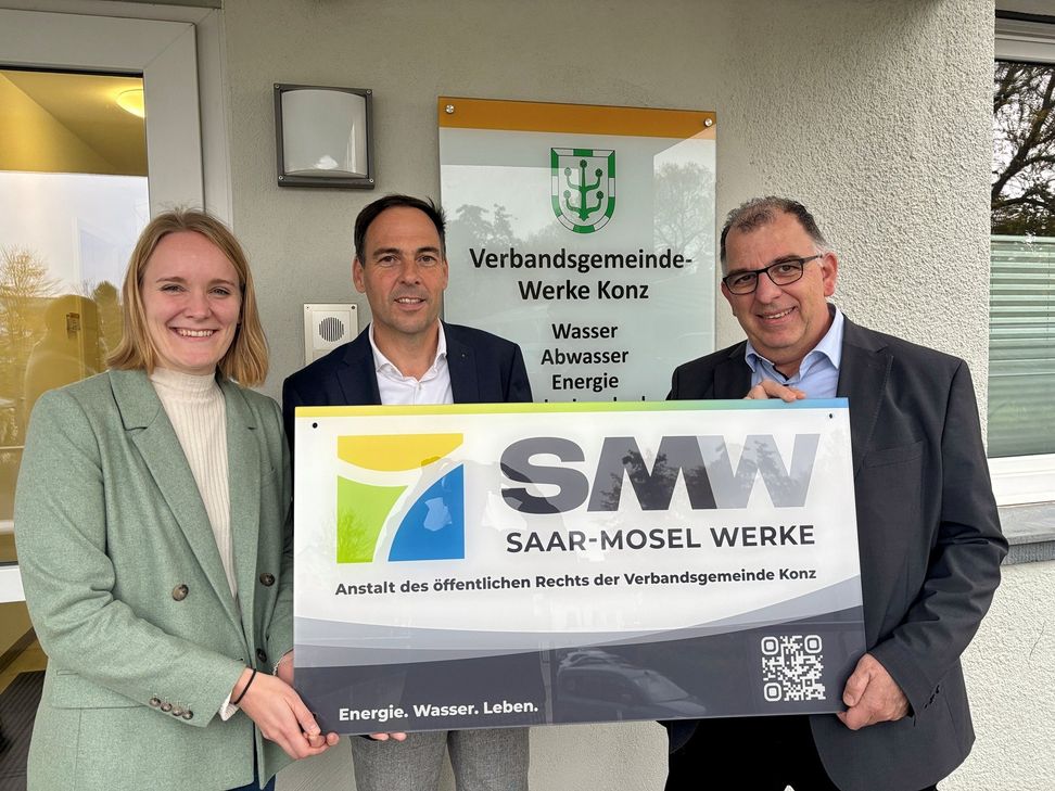 Von links nach rechts: Louise Gubanski (Öffentlichkeitsarbeit), Guido Wacht (Vorsitzender des Verwaltungsrates) und Ralf Zorn (Vorstand) präsentieren den neuen Namen und das neue Erscheinungsbild der bisherigen Verbandsgemeindewerke Konz AöR