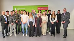 Das Gruppenbild zeigt die Landessieger - und siegerinnen sowie Bundesssieger mit Hauptgeschäftsführer Axel Bettendorf (r.) und Vizepräsident Ralf Jakob (l.).