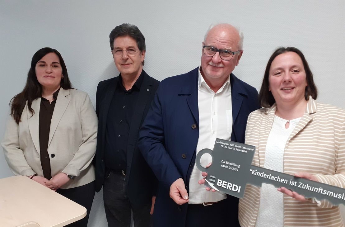 Schlüsselübergabe (v.l.): Sabine Bastgen, Peter Berdi, Stadtbürgermeister Wolfgang Port und Kita-Leiterin Ulrike Kläser.