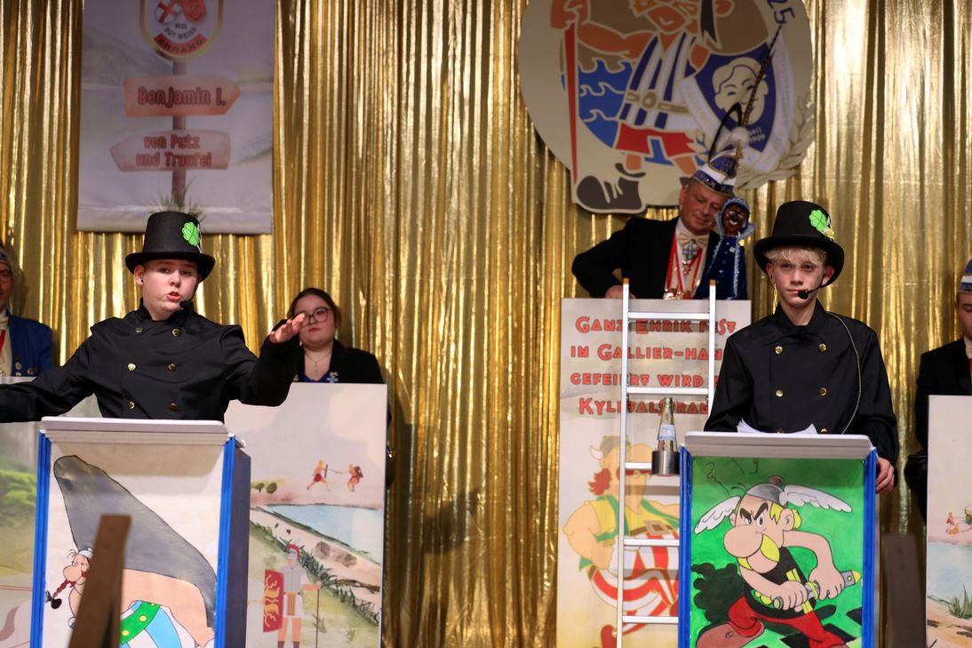 Sorgten beim Publikum für viele Lachanfälle: Die Schornsteinfeger Finn Wollscheid (links) und Josef Goldbecker in der Bütt.