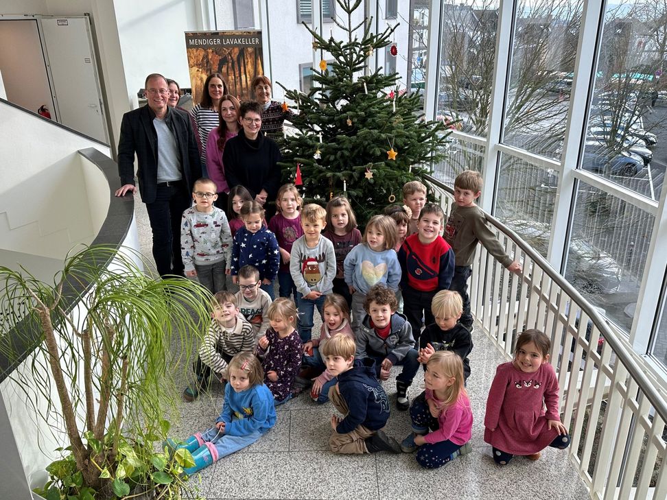 Kinder der Kitas Rieden und Volkesfeld haben – sehr zur Freude von Bürgermeister Jörg Lempertz – Weihnachtsstimmung ins Rathaus der Verbandsgemeinde Mendig gebracht.