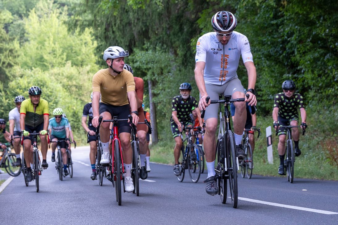 Angeführt von Initiator Thomas Hochgürtel setzte sich das Teilnehmerfeld im Schleidtal in Bewegung. Vor den Radfahrerinnen und Radfahrern lagen möglichst viele Auffahrten auf der 1,69 Kilometer langen Strecke nach Rodert.