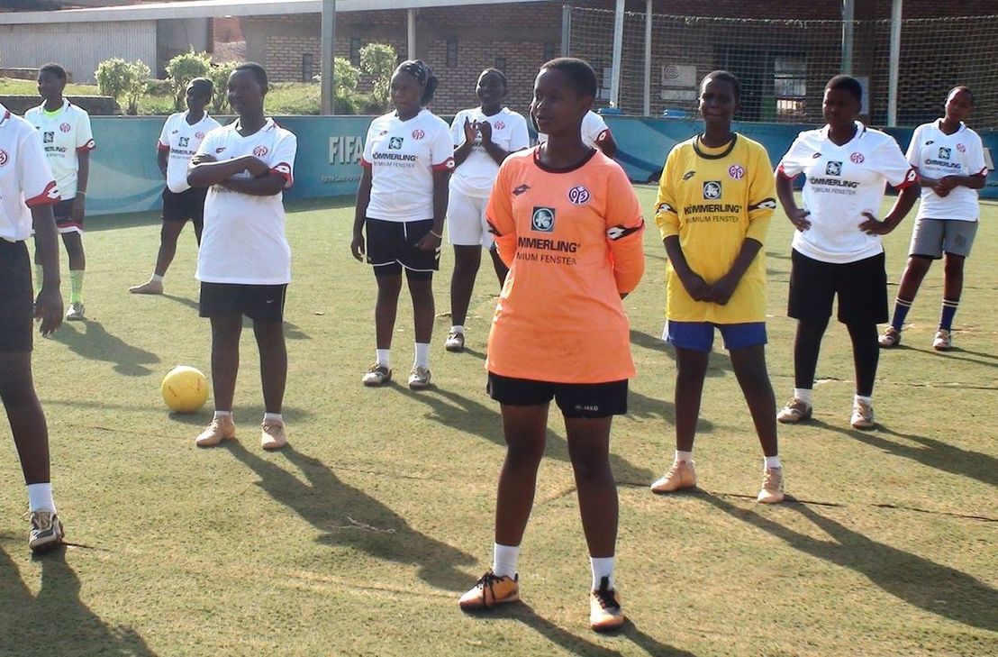 Mädchenteam von Esperance in gespendeten Trikots von Mainz 05.