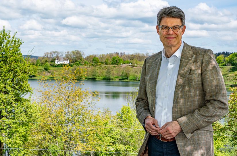 Kind der Eifel: Patrick Schnieder wurde in Kyllburg geboren und lebt mit seiner Frau in Arzfeld. In seiner Freizeit erkundet er seine Heimatregion gerne beim Wandern.