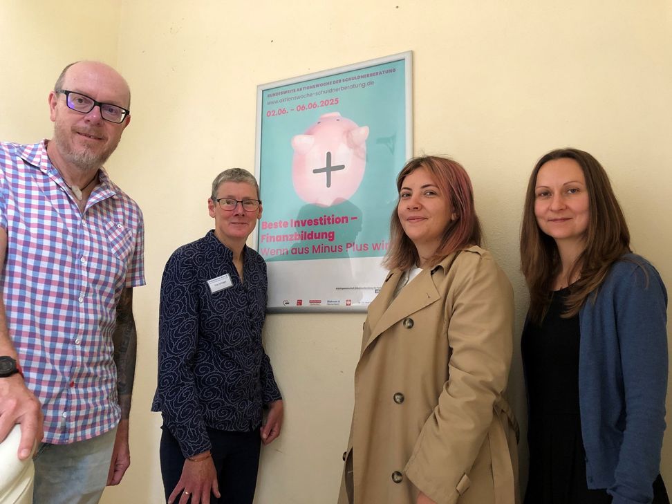 Vor dem Plakat der Aktionswoche v. l.: Dirk Köbrich, Ilona Schlegel, Jule Franz (Praktikantin im Rahmen des Hochschulstudiums), Tatjana Jacobs.