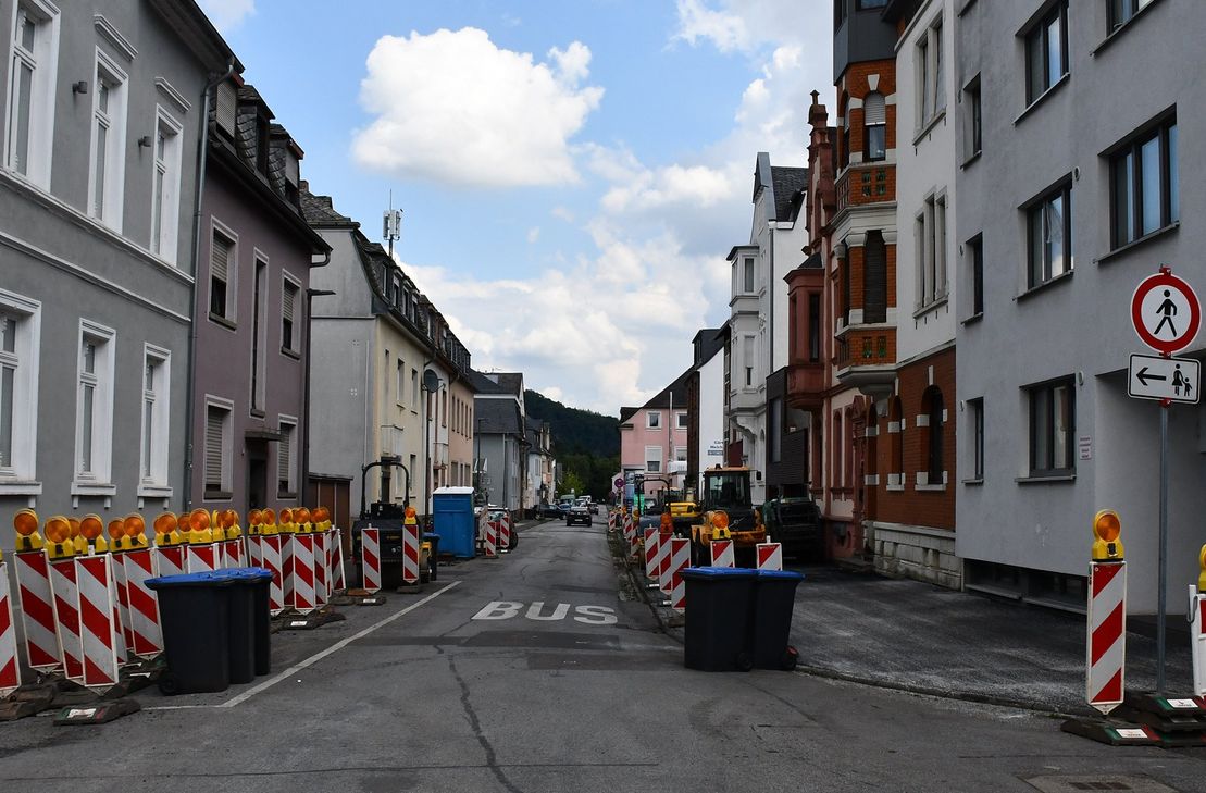 In der Alten Zurmaiener Straße wird derzeit der Gehweg instandgesetzt.