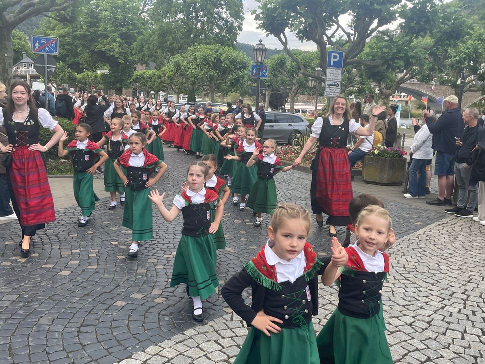 Zahlreiche Ehrengäste und Weinmajestäten kamen am Abend zur Eröffnung der Mosel-Wein-Woche in Cochem.