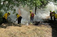 Einsatzkräfte löschen einen der Brandherde.