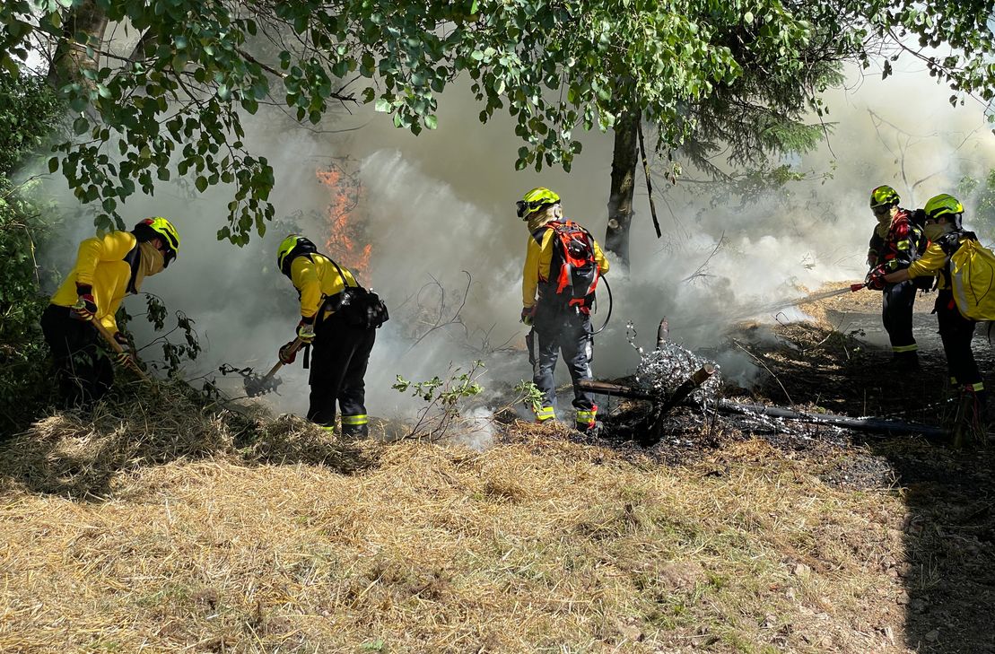 Einsatzkräfte löschen einen der Brandherde.
