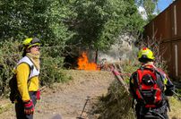 Brand in der Nähe des simulierten Gebäudes.