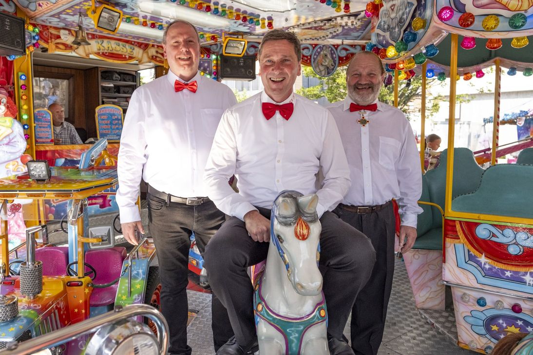 Sie werden proklamiert: Prinz Joachim I. (Vossel, M.), Bauer Werner (Echtner, r.) und Jungfrau Johanna (Johann Klöcker), das neue Dreigestirn am Bleiberg.