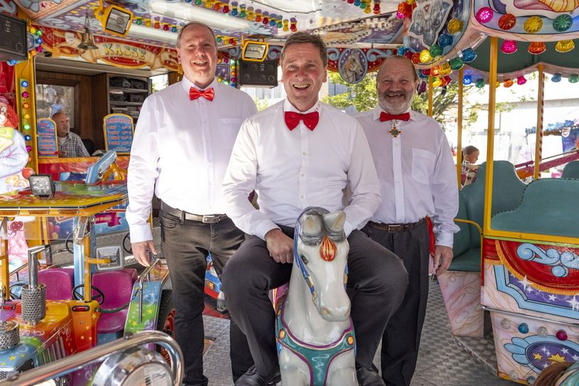 Sie werden proklamiert: Prinz Joachim I. (Vossel, M.), Bauer Werner (Echtner, r.) und Jungfrau Johanna (Johann Klöcker), das neue Dreigestirn am Bleiberg.