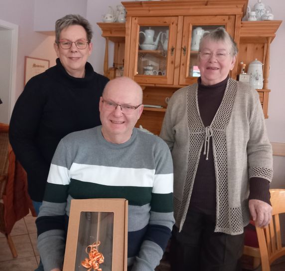 Pflegedienstleiterin Claudia Klein (links) und die Leiterin des ehrenamtlichen Besuchsdienstes, Hiltrud Scherer, dankten Thomas Wulfram für sein jahrelanges Engagement und verabschiedeten ihn aus dem Besuchsdienst-Kreis.