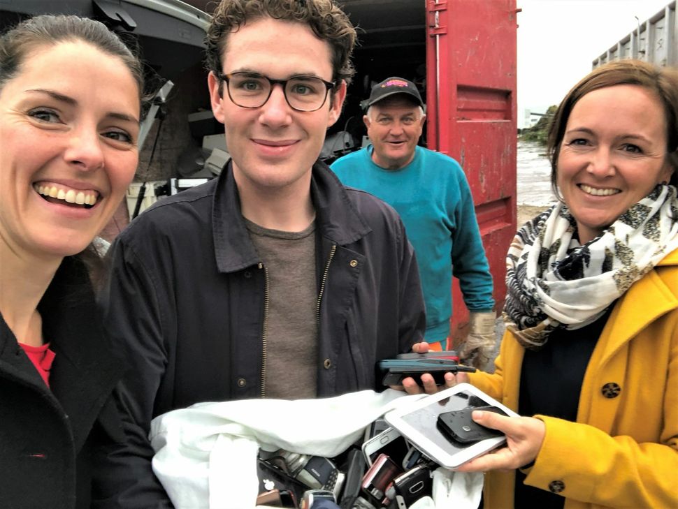 Kristina Brixius (li.) und Leonard Preisler (2. v. l.) haben gebrauchte Handys aus den Sammelaktionen an Vertreter des A.R.T. in Trier übergeben. Foto: JU