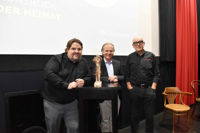 Dieses Jahr ist Open Air angesagt, wie Festspielleiter Urs Spörri (links) bei der Pressekonferenz im Pro-Winzkino erklärte. Zusammen mit Bürgermeister Dr. Andreas Nikolay (Mitte) und Pro-Winzler Wolfgang Stemann wurde die neu gestaltete Trophäe - der »Edgar« - präsentiert. (Foto: Andreas Bender)