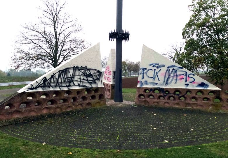 Mit großformatigen Graffiti-Schmierereien haben Unbekannt das Mahnmal "Feld des Jammers" in Bretzenheim verunstaltet. Foto: Polizei Rheinland-Pfalz