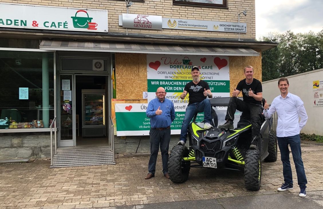 Kees van de Wouw (li.) und Jochen Emonds (re.) vom Dorfladen freuen sich über das selbstlose Engagement von Jörg »Lucky« Coonen (2.v.l.) und Marcel Offermann (2.v.r.). Foto: Breuer