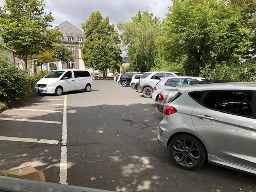 Der Parkplatz wird vorerst zum Schulhof der Grundschule Clemens.
