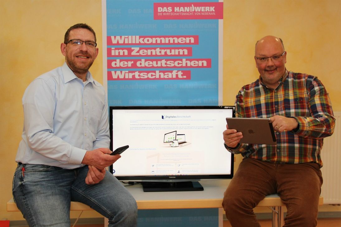 „Das Berichtsheft kann wahlweise per Apple oder Android App auf dem Smartphone oder Tablet sowie über einen Webzugriff über den Browser geführt und verwaltet werden“, erläutert Christian Weirich (li.), stellv.  Geschäftsführer der KH MEHR, der den Prozess innerhalb der Kreishandwerkerschaft initiiert hat und die Umsetzung begleitet; re. Geschäftsführer Dirk Kleis.