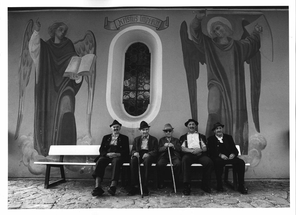 Eine der ausgestellten Fotografien von Barbara Klemm aus dem Bereich der Straßenfotografie zeigt eine Alltagsszene aus Bayern in den 80er Jahren. Insgesamt 130 Fotografien aus 20 Jahren KuK / Fotografie-Forum sind ab dem 07. November in Monschau zu sehen. Foto: Garmisch-Partenkirchen, 1983 © Barbara Klemm