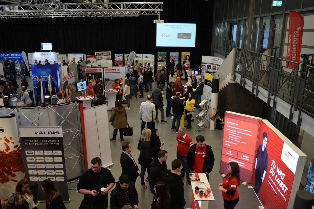 In den vergangenen Jahren nutzten mehrere Tausend Besucher die Gelegenheit, um sich auf der Euskirchener Jobmesse zu informieren und potenzielle Arbeitgeber zu treffen. Foto: Archiv/Scholl