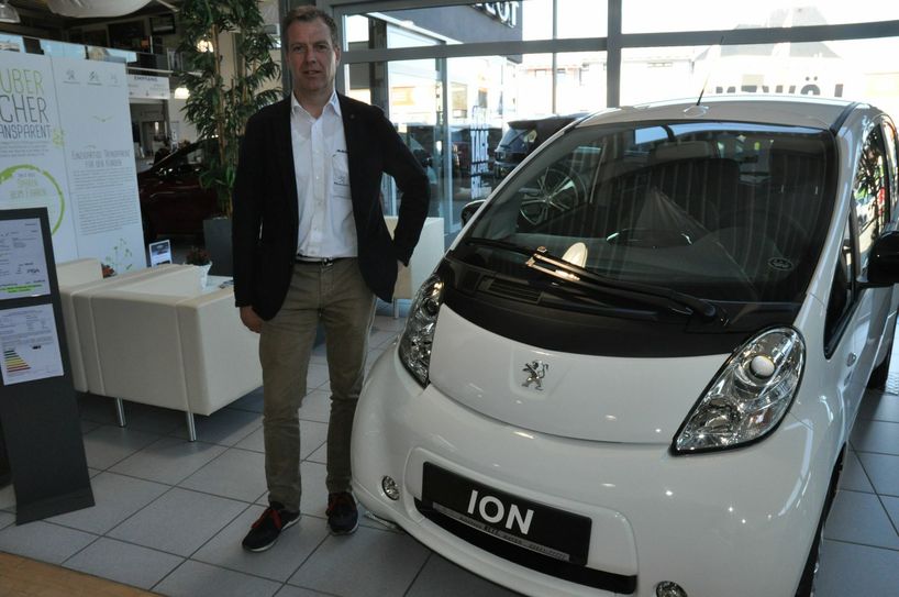 Achim Nett sieht die Einsatzmöglichkeit von Elektroautos im Moment noch differenziert.