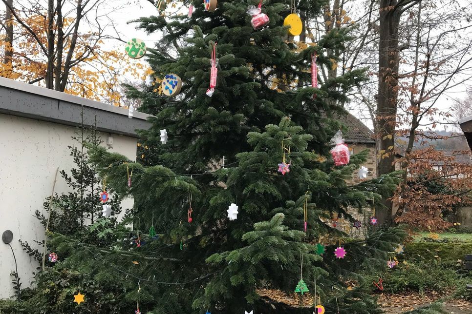 Die Kindergartenkinder haben den Baum auf dem Bahnhofsvorplatz dekoriert. Foto: Heimat- und Bürgerverein Bad Bodendorf e.V.