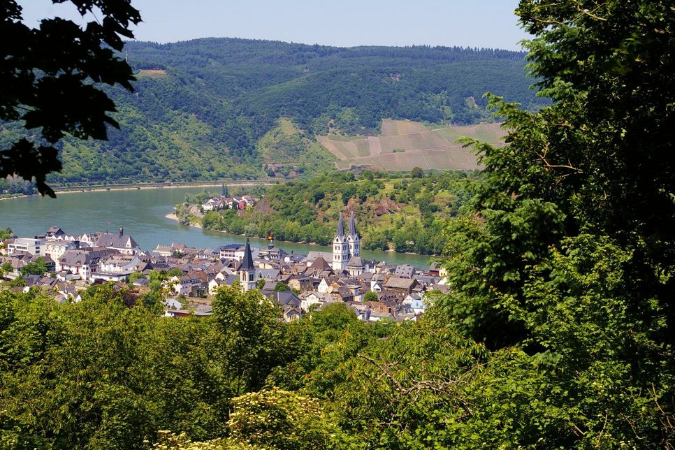 Die Aufnahme zeigt den Ausblick vom Aussichtspunkt „Küppelsberg“ auf den Stadtkern von Boppard vor der großen Rheinschleife.