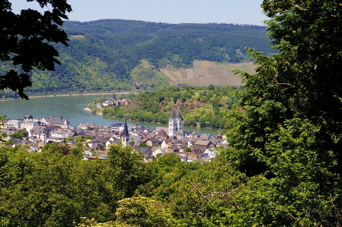 Die Aufnahme zeigt den Ausblick vom Aussichtspunkt „Küppelsberg“ auf den Stadtkern von Boppard vor der großen Rheinschleife.