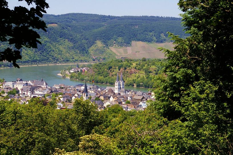 Die Aufnahme zeigt den Ausblick vom Aussichtspunkt „Küppelsberg“ auf den Stadtkern von Boppard vor der großen Rheinschleife.