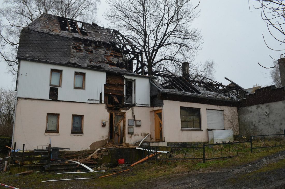 Am Mittwochabend fing der Dachstuhl dieses Mehrfamilienhauses in Gödenroth Feuer.