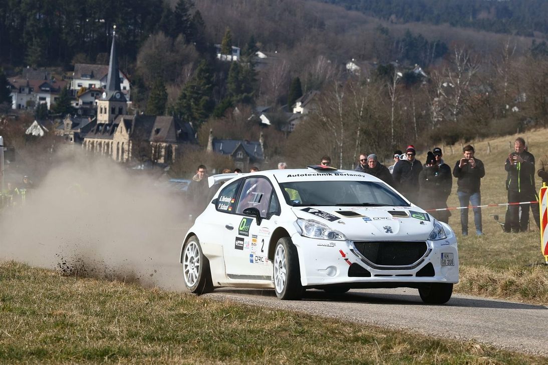 Georg Berlandy und Peter Schaaf vom AC Mayen haben auf einem »Peugeot 208 T16 R5« die »43. ADAC Rallye Kempenich« gewonnen.