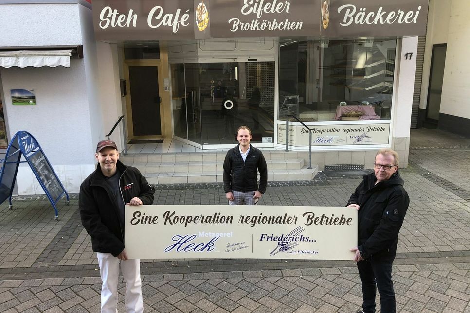 Udo Heck (v.li.) sowie Alexander und Klemens Friederichs eröffnen am 30. März in Gemünd das »Eifeler Brotkörbchen«. mn-Foto