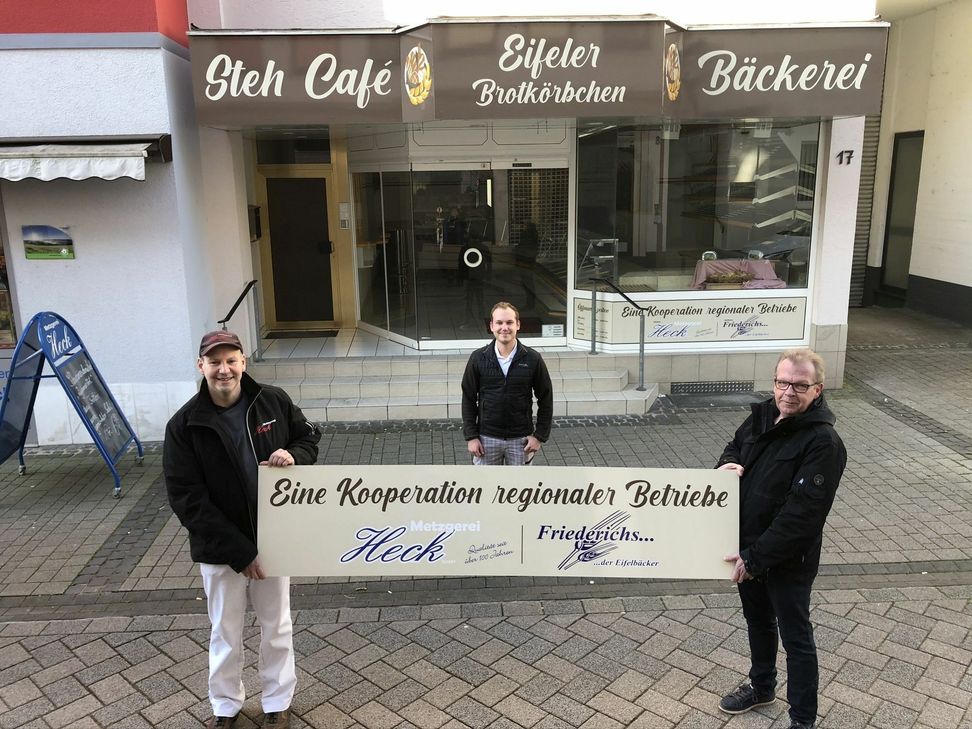 Udo Heck (v.li.) sowie Alexander und Klemens Friederichs eröffnen am 30. März in Gemünd das »Eifeler Brotkörbchen«. mn-Foto
