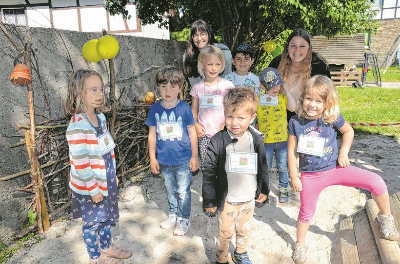 In einem Naturprojekt haben die Erzieher-Azubis Gina Poschen und Marie-Ines Domjahn mit den Kindern einen Stockzaun auf dem Außengelände des Eicherscheider Kindergartens errichtet, der zum Zuhause für viele Tiere werden soll.