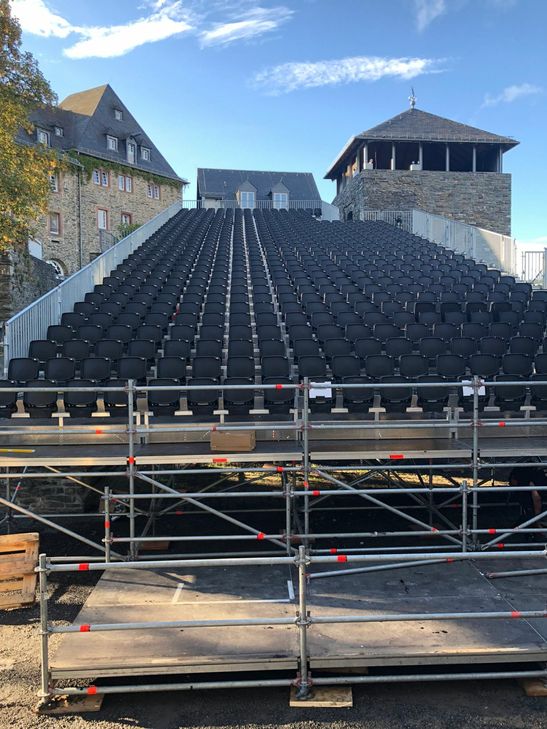 10000 Gäste zählen die Veranstalter Jahr für Jahr auf der Burg Monschau. Doch ehe diese die Open-Air-Arena bevölkern können, ist für die vielen fleißigen Helfer um die organisierende Monschau Festival gGmbH noch eine Menge zu tun. Foto: Veranstalter