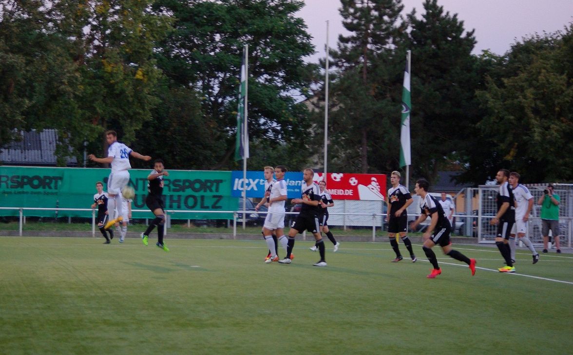 Immer wieder versuchten die Karbacher (weißes Trikot) im Angriff zum Torschuss zu kommen, meist blieben sie aber an der vielbeinigen Mendiger Abwehr hängen. (Foto: Arno Boes)