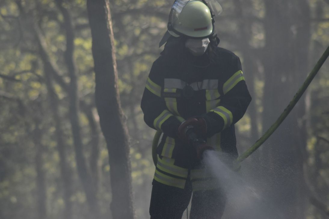 Die Feuewehrmänner hatte auch mit der Rauchentwicklung zu kämpfen. Foto: Christian Blumenthal/Feuerwehr Heimbach