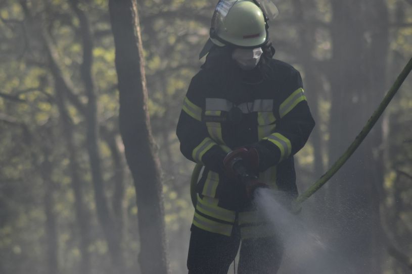 Die Feuewehrmänner hatte auch mit der Rauchentwicklung zu kämpfen. Foto: Christian Blumenthal/Feuerwehr Heimbach