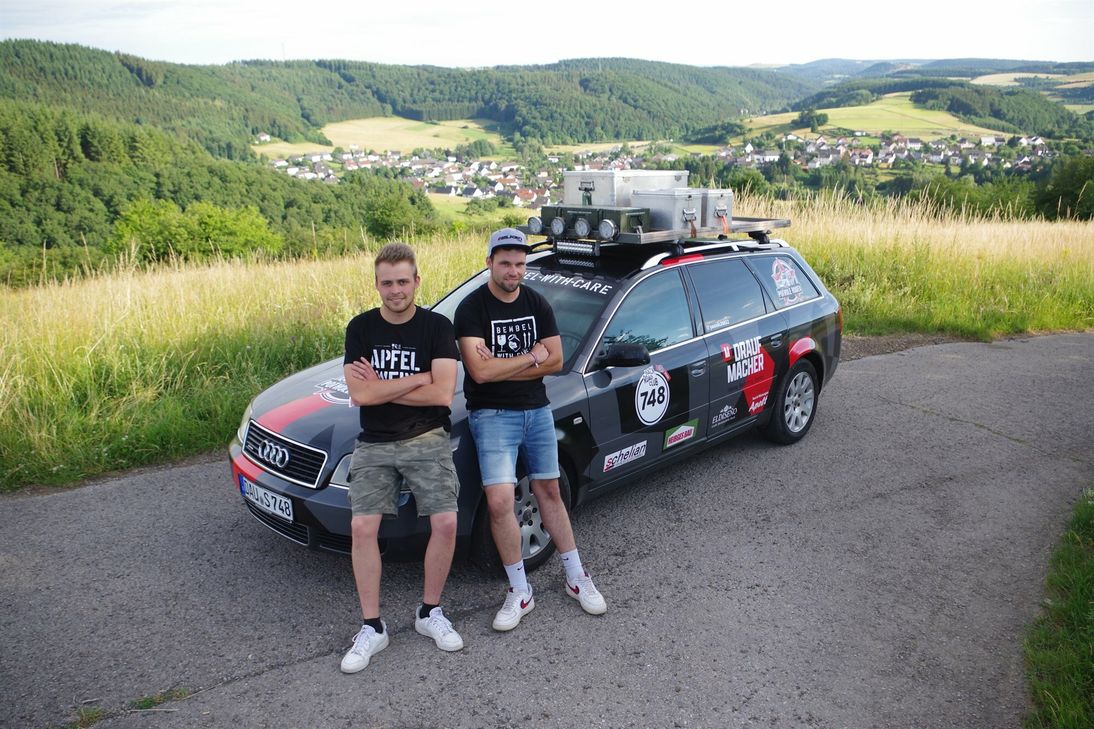 Von Oberstadtfeld aus quer durch den Balkan bis nach Griechenland und zurück fahren Alex Schneider (l.) und Yannik Schenk.
